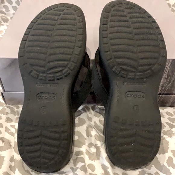 Super Comfy upper leather CROCS Flip Flops - Picture 2 of 2